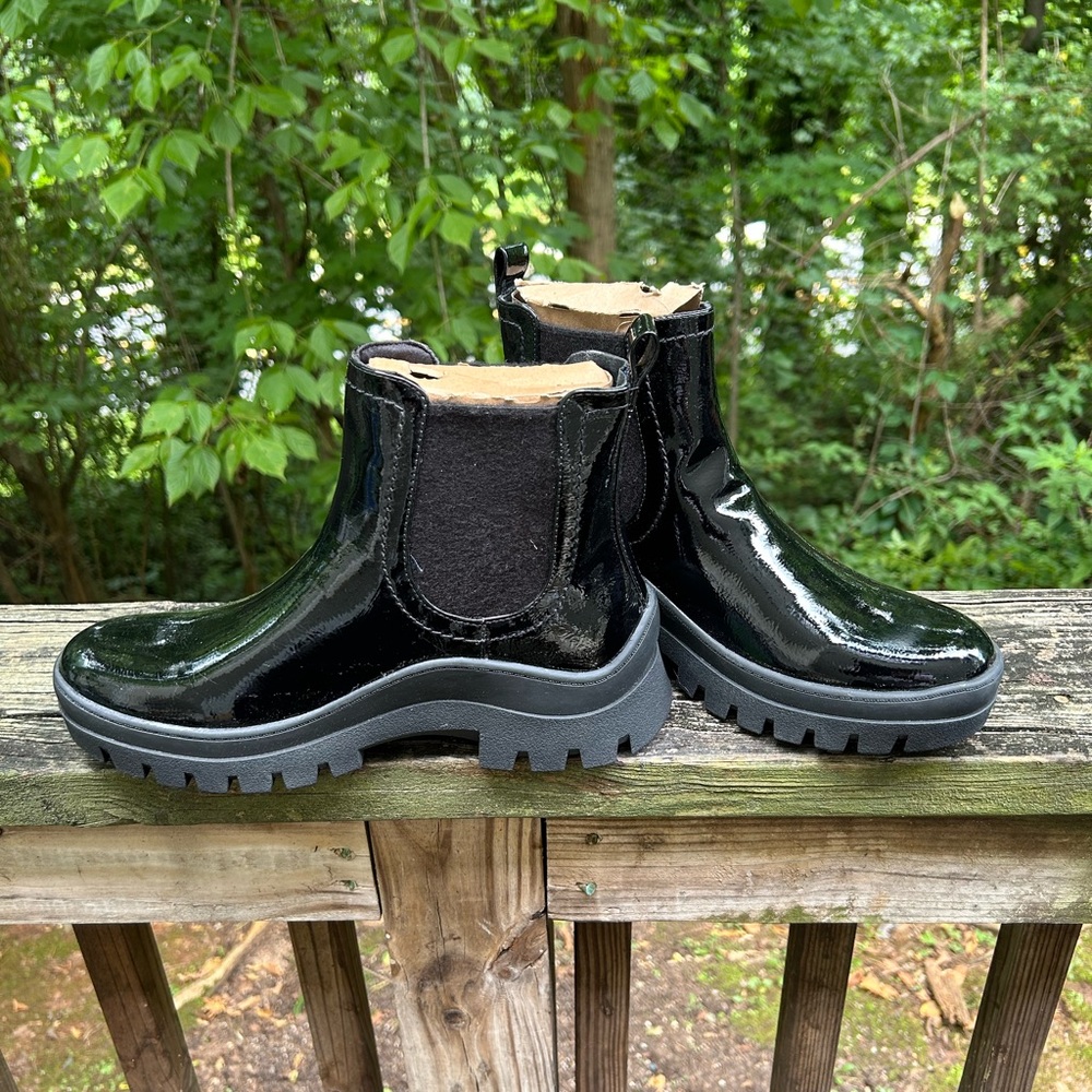 Mi Black Chelsea Boots with Glossy Finish